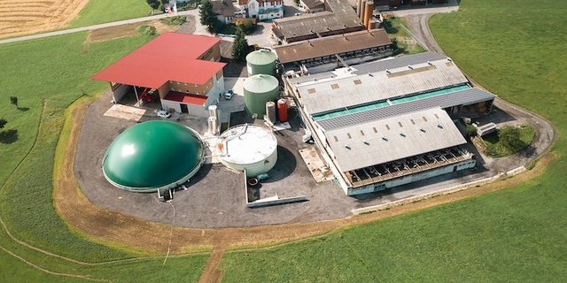Der Erweiterungsbau der Biogasanlage auf dem Holzhof ist im August in Betrieb gegangen. (Bild Yoveo)
