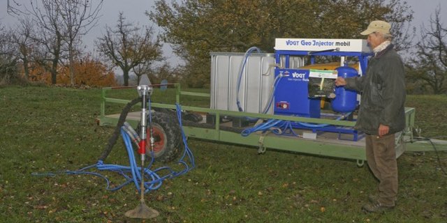 Hans Brunner arbeitet mit einem mobilen Gerät für Trocken- und Flüssig-Injektionen, um den Boden aufzulockern und Mykorrhizasporen und Bodenbakterien im Wurzelbereich der Bäume zuzuführen. (Bilder Manuel Fischer)