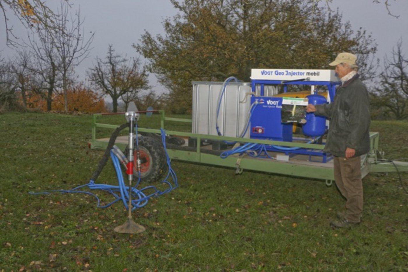 Hans Brunner arbeitet mit einem mobilen Gerät für Trocken- und Flüssig-Injektionen, um den Boden aufzulockern und Mykorrhizasporen und Bodenbakterien im Wurzelbereich der Bäume zuzuführen. (Bilder Manuel Fischer)