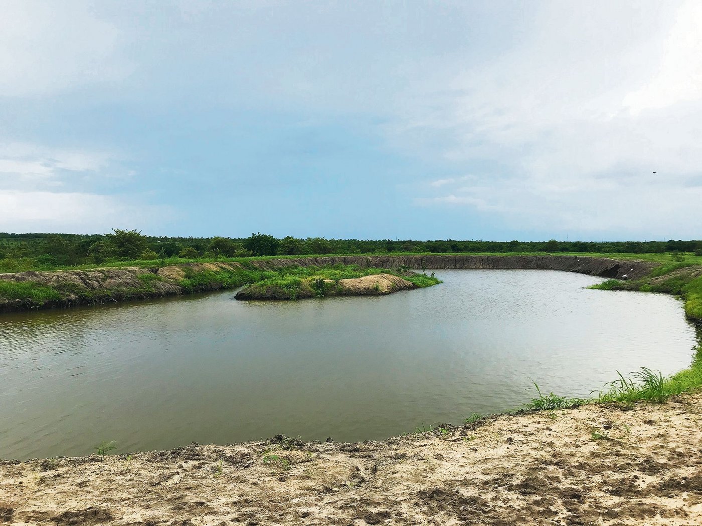So sieht der Stausee nach einer Woche Wasserpumpen aus. Er fasst achttausend Kubikmeter Wasser. (Bild Helene Besson)