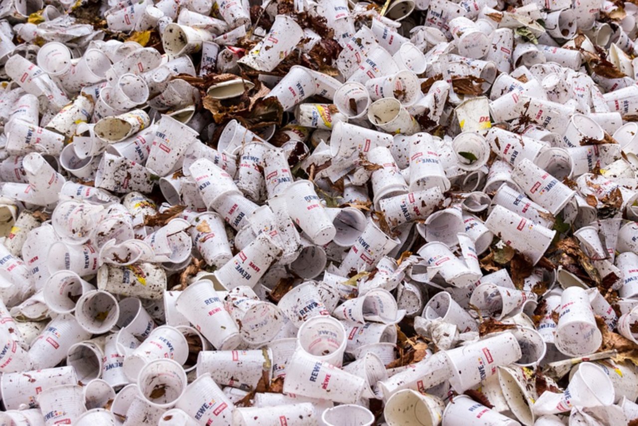 Werden Plastikbecher bald aus Abfallfett hergestellt? (Symbolbild, Pixabay)