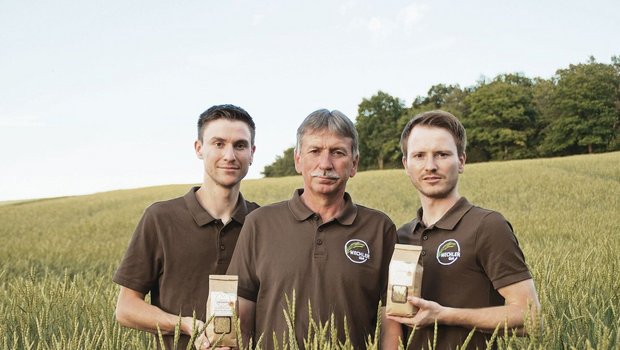 Armin Mechler (Mitte) bewirtschaftet mit seinen Söhnen Julian (links) und Fabian (rechts) einen Nebenerwerbsbetrieb in der Region Franken. Auf 10 ha bauen sie eine alte Dinkelsorte für die Grünkernproduktion an. 