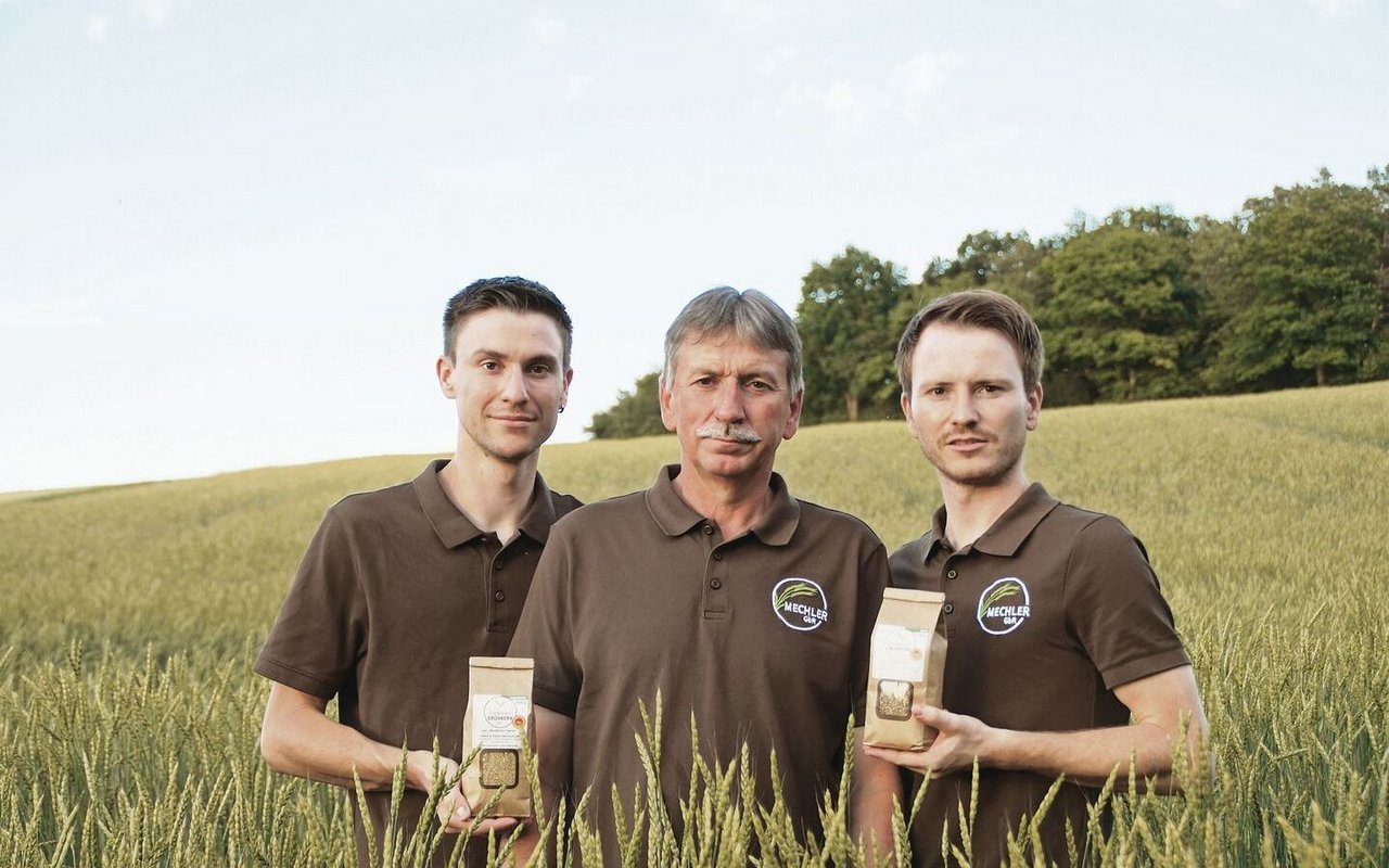 Armin Mechler (Mitte) bewirtschaftet mit seinen Söhnen Julian (links) und Fabian (rechts) einen Nebenerwerbsbetrieb in der Region Franken. Auf 10 ha bauen sie eine alte Dinkelsorte für die Grünkernproduktion an. 