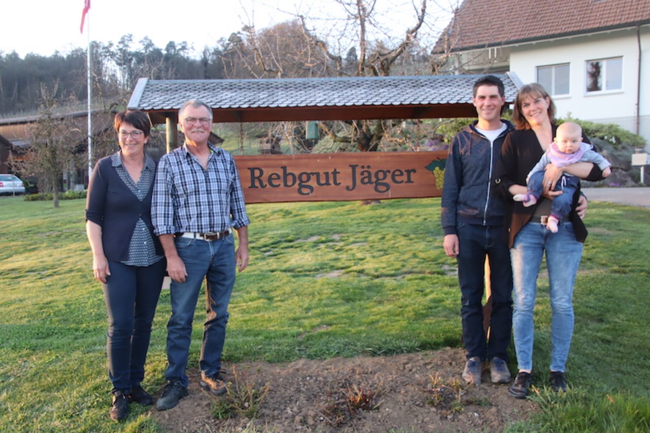 Bereits wohnen mit Christian und Edith Jäger (rechts) sowie Daniel und Rahel Jäger mit Mia drei Generationen auf dem Weingut Jäger. (Bild RoMü)