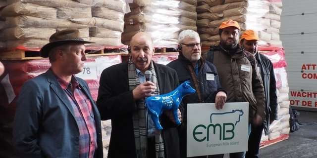 Die hohen Milchpulver-Bestände stehen einer langfristigen Markterholung entgegen: EMB-Präsident Romuald Schaber (2.v.l.). (zvg)