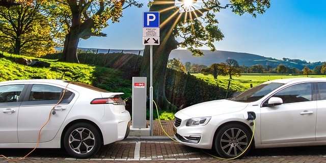 Für die Elektroautos soll ein Netz von Ladestation in ländlichen Regionen aufgebaut werden. (Bild pixabay)