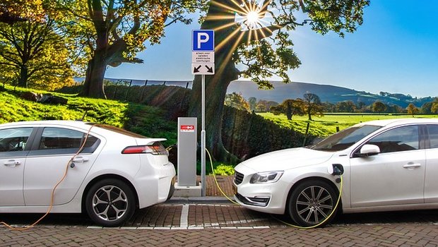 Für die Elektroautos soll ein Netz von Ladestation in ländlichen Regionen aufgebaut werden. (Bild pixabay)
