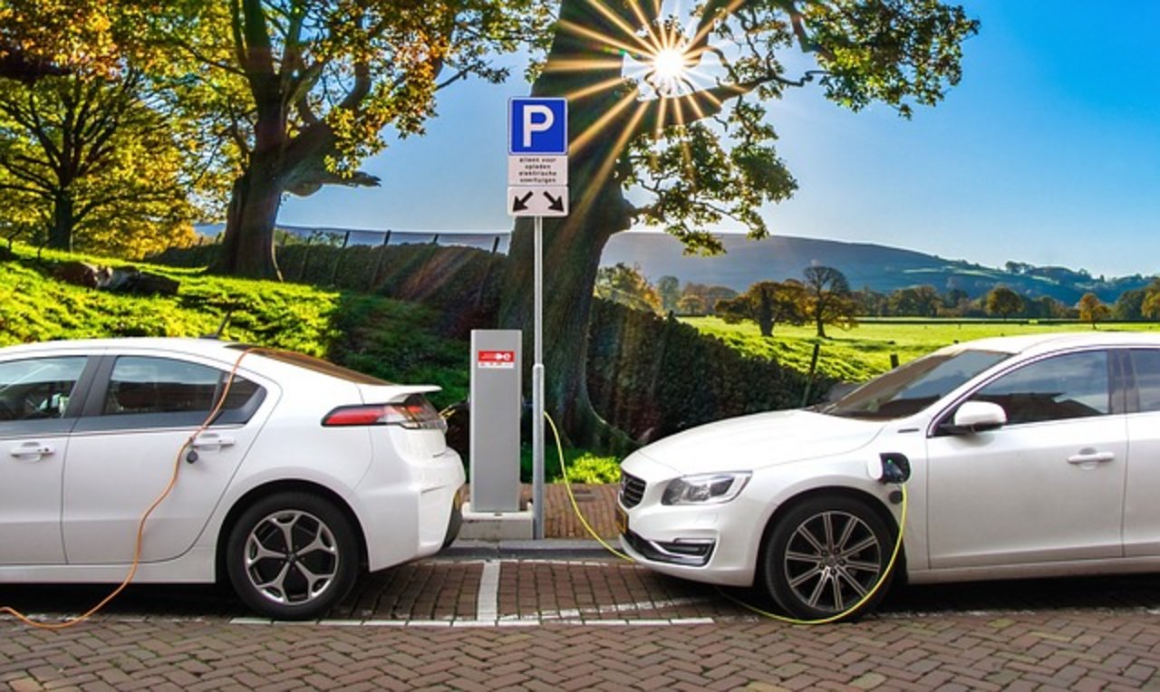 Für die Elektroautos soll ein Netz von Ladestation in ländlichen Regionen aufgebaut werden. (Bild pixabay)