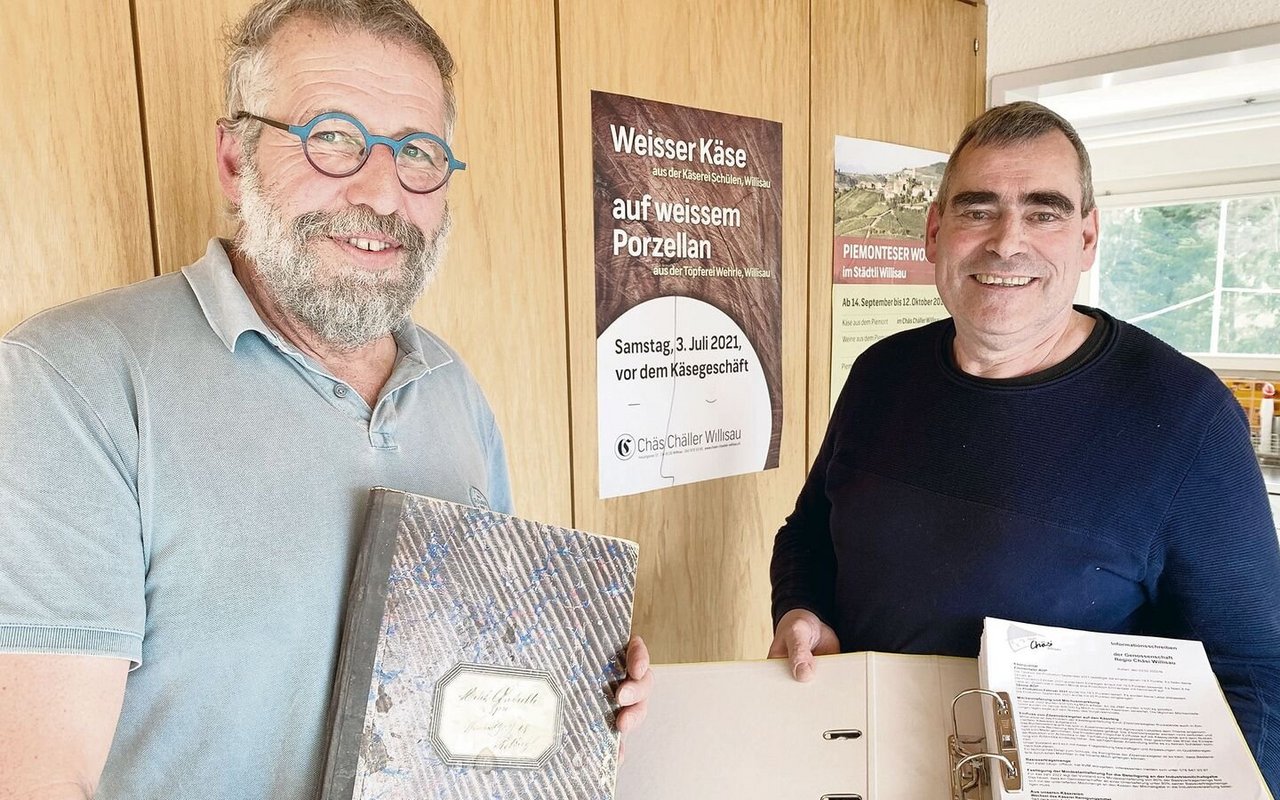 Traditionen und Kultur bewahren, aber offen sein für Neues: Co-Präsident Hanspeter Hunkeler mit einem alten Protokollbuch (l.), Geschäftsführer Thomas Schweisser mit dem Ordner mit Mitgliederinfos. 