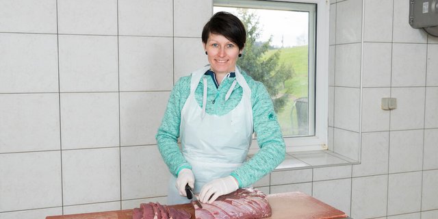 Bäuerin und Verwaltungsrätin Tanja Müller verarbeitet das Fleisch ihrer Piemonteser direkt auf dem Hof. (Fotos: Miriam Kolmann)