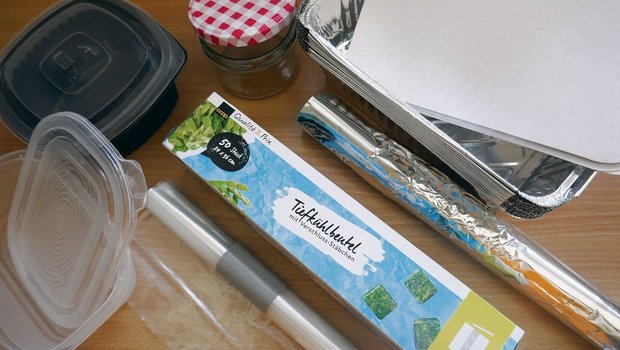 Beim Tiefkühlen soll Beim Tiefkühlen sollte das Verpackungsmaterial selbst geruchlos, luftundurchlässig, säure- und fettresistent und zudem reissfest sein.