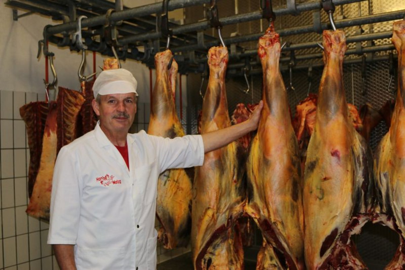 Hans-Peter Horisberger in seinem Schlachthaus in Burgdorf BE. Seit 41 Jahren schlachtet er Pferde. «Einen Markt, an dem Pferde in einen Lastwagen geladen werden und in einen Grossschlachthof fahren, will niemand», so der Metzger, der weiss, wie hoch die Emotionen dahinter sind. (Bild Simone Barth)