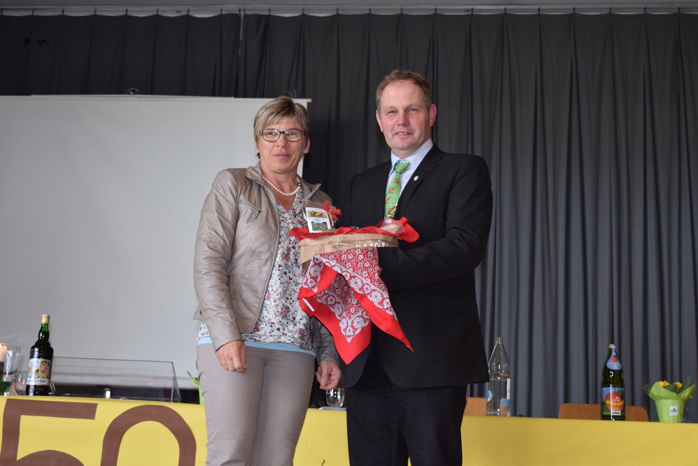 Bäuerinnenpräsidentin Rösi Räss verabschiedet Sepp Neff. Die beiden sind die treibenden Kräfte hinter der gemeinsamen HV.