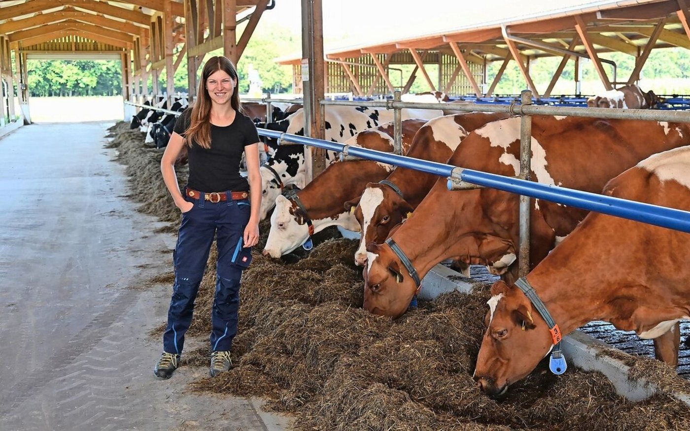 Im ersten Lehrjahr half sie beim Stallneubau mit und band Eisen um Eisen zusammen. Jetzt, im dritten Lehrjahr, konnte sie dessen Vorzüge geniessen. 