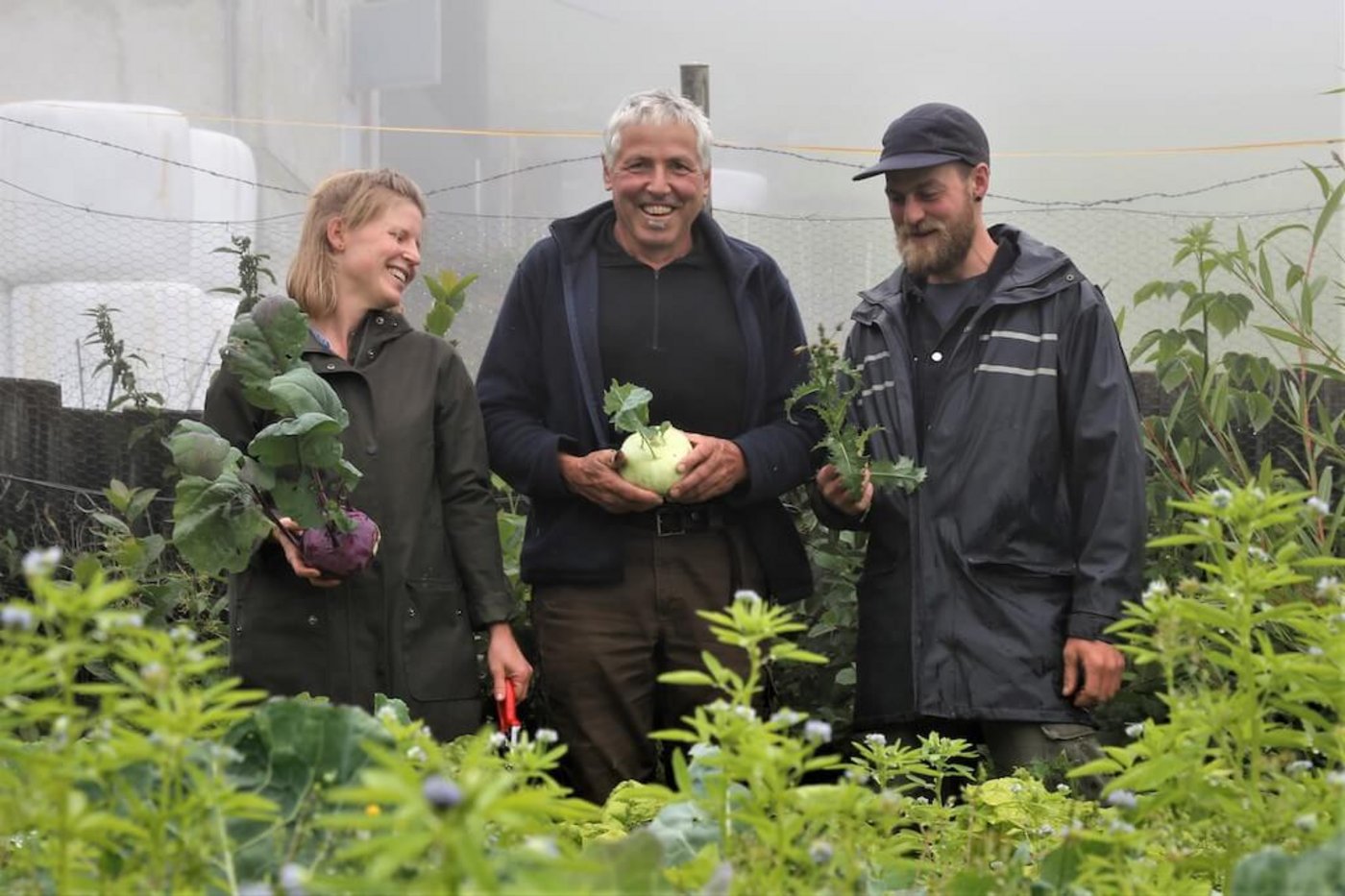 Das Paar zusammen mit Rebeccas Vater Christian Clopath. Er lässt der jungen Generation viel Freiraum, was diese zu schätzen wissen. (Bild lid)
