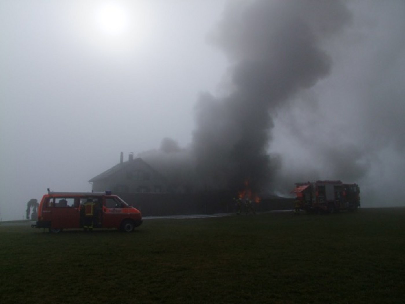 Die Flammen erreichten rasch den Dachstock der Scheune. (Bilder Kapo SG)