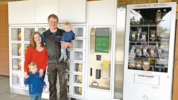 Trotz noch einiger Kinderkrankheiten bei der digitalen Bezahlung sehr zufrieden mit dem neuen Hofautomaten an der Scheunenwand: Jasmin und Simon Rogger mit Fabian (3) und Adrian (1). (Bilder Josef Scherer)