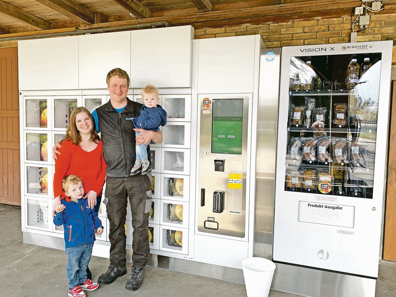 Trotz noch einiger Kinderkrankheiten bei der digitalen Bezahlung sehr zufrieden mit dem neuen Hofautomaten an der Scheunenwand: Jasmin und Simon Rogger mit Fabian (3) und Adrian (1). (Bilder Josef Scherer)