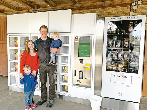 Weniger Diebstähle dank Hofautomat Trotz noch einiger Kinderkrankheiten bei der digitalen Bezahlung sehr zufrieden mit dem neuen Hofautomaten an der Scheunenwand: Jasmin und Simon Rogger mit Fabian (3) und Adrian (1). (Bilder Josef Scherer)