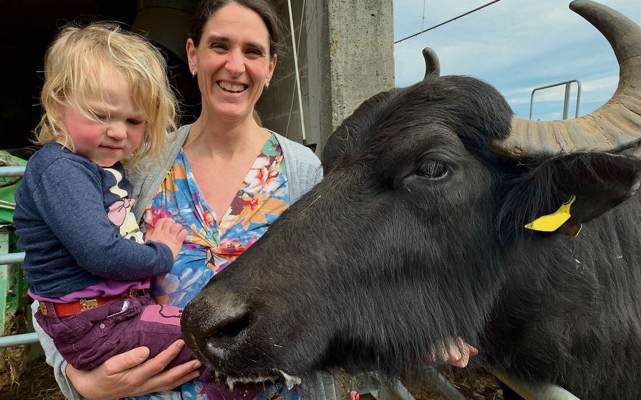 Liebt die Vielseitigkeit ihres Alltags: Erika Rüegg mit Töchterchen Selina und einem der Wasserbüffel. 