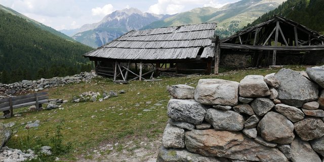 Die Stiftung Landschaftsschutz Schweiz unterstützt den Erhalt schützenswerter Bauten etwa die Restauration der historischen Alp Tamangur in Scuol GR. (Bild Stiftung Landschaftsschutz Schweiz)