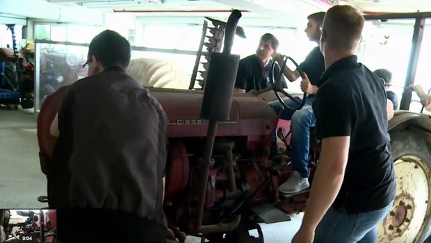 Die Jugendlichen und der altehrwürdige Porsche-Traktor. Sie verhelfen dem Oldtimer zu neuem Glanz. (Bild Screenshot AutoMotoTV Deutsch)