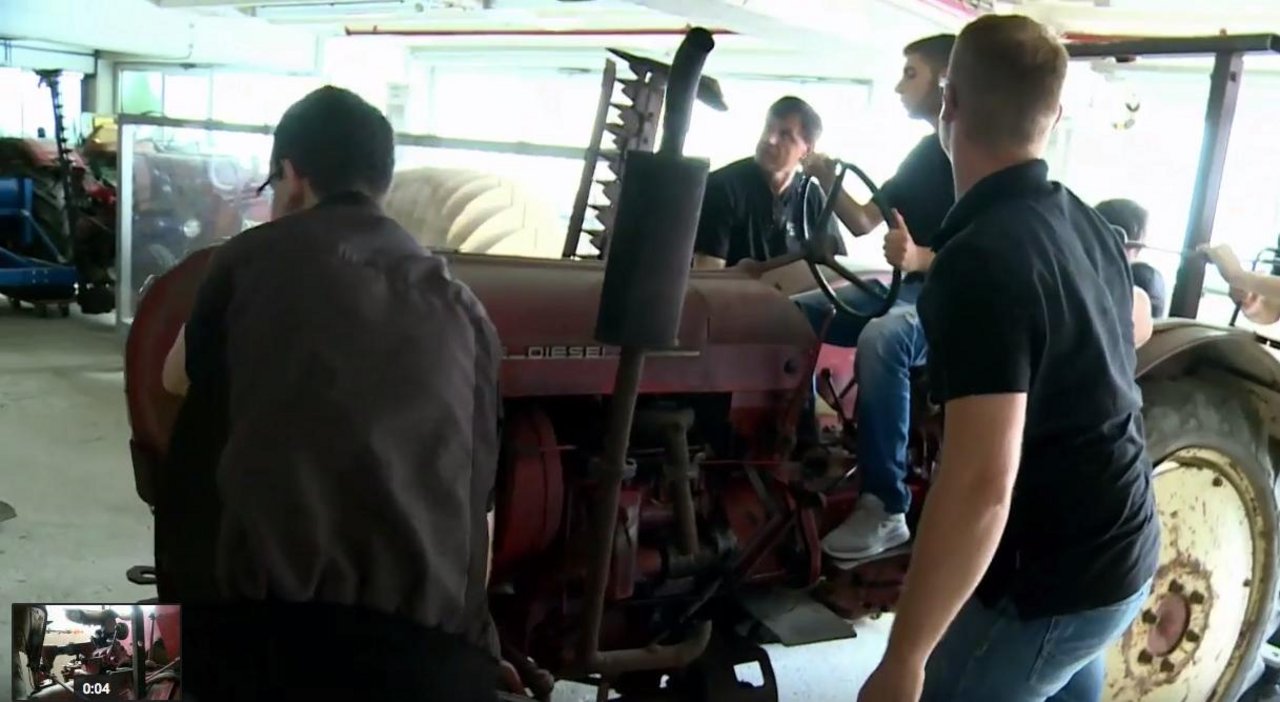  Die Jugendlichen und der altehrwürdige Porsche-Traktor. Sie verhelfen dem Oldtimer zu neuem Glanz. (Bild Screenshot AutoMotoTV Deutsch)