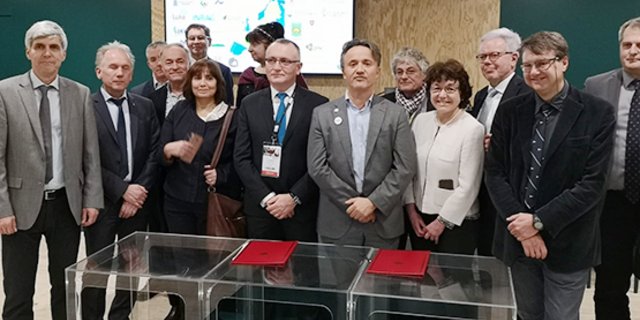 Eva Reinhard (4.v.l.) unterzeichnete in Paris die Absichtserklärung. Diese markiert den Startschuss für die Realisierung der ehrgeizigen Vision: eine europäische Landwirtschaft ohne chemische Pflanzenschutzmittel. (Bild Agroscope)