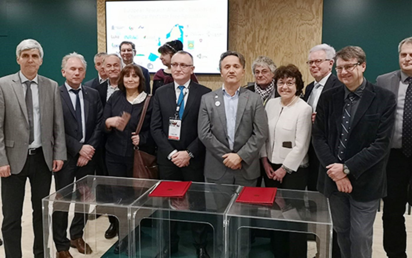 Eva Reinhard (4.v.l.) unterzeichnete in Paris die Absichtserklärung. Diese markiert den Startschuss für die Realisierung der ehrgeizigen Vision: eine europäische Landwirtschaft ohne chemische Pflanzenschutzmittel. (Bild Agroscope)