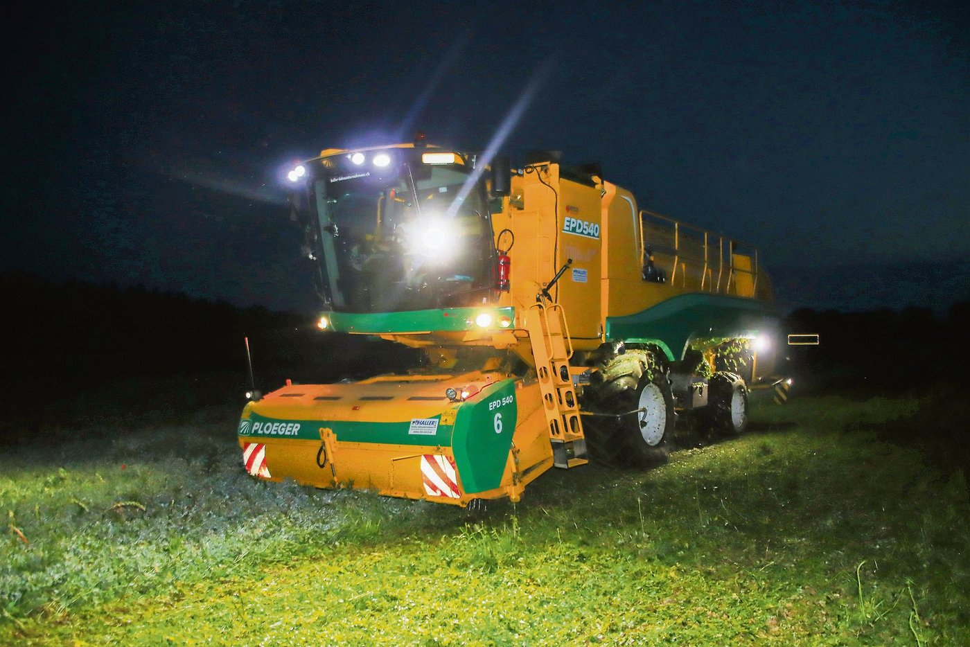 Wie eine gigantische Raupe frisst sich die Erntemaschine im Dunkel der Nacht durch das Rheinauer Erbsenfeld und schält die Erbsen aus ihren Hülsen. (Bild Roland Müller)