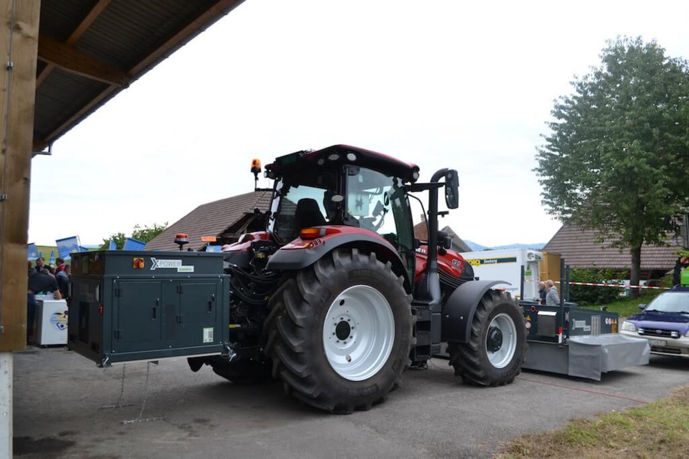 Der Generator ist hinten am Traktor befestigt und wird über die Zapfwelle angetrieben. (Bild jsc)