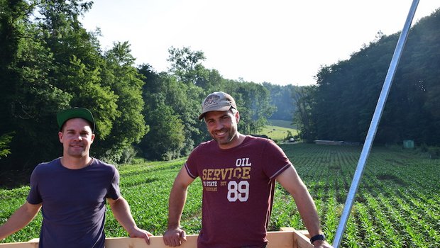 Andreas Benz (links) und Andreas Sozzi stehen lachend auf ihrer selbsterbauten Terrasse. Bald erwarten die beiden Besucherinnen und Besucher, die sich in ihrem Maislabyrinth (nicht) verirren wollen. (Bild lko)