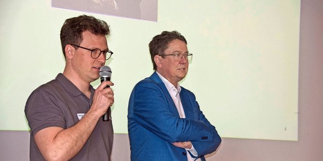 Michael Feller (links), Forschender an der HAFL in Zollikofen BE, und Bundesrat Albert Rösti referierten am dritten Forum Alpwirtschaft am Inforama Berner Oberland in Hondrich. 