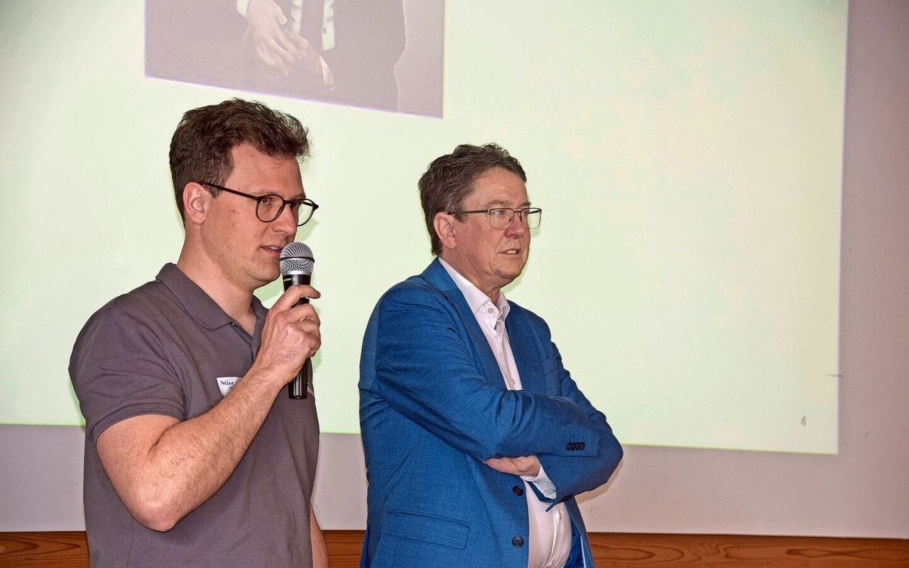 Michael Feller (links), Forschender an der HAFL in Zollikofen BE, und Bundesrat Albert Rösti referierten am dritten Forum Alpwirtschaft am Inforama Berner Oberland in Hondrich. 