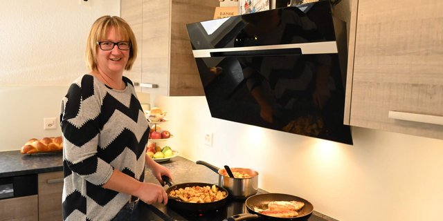 Andrea Wyss ist Bäuerin und steht täglich am Herd. Über den Pfannen prangt hier übrigens ein moderner Dampfabzug – kein Fernseher. (Bild Sarah Wyss)