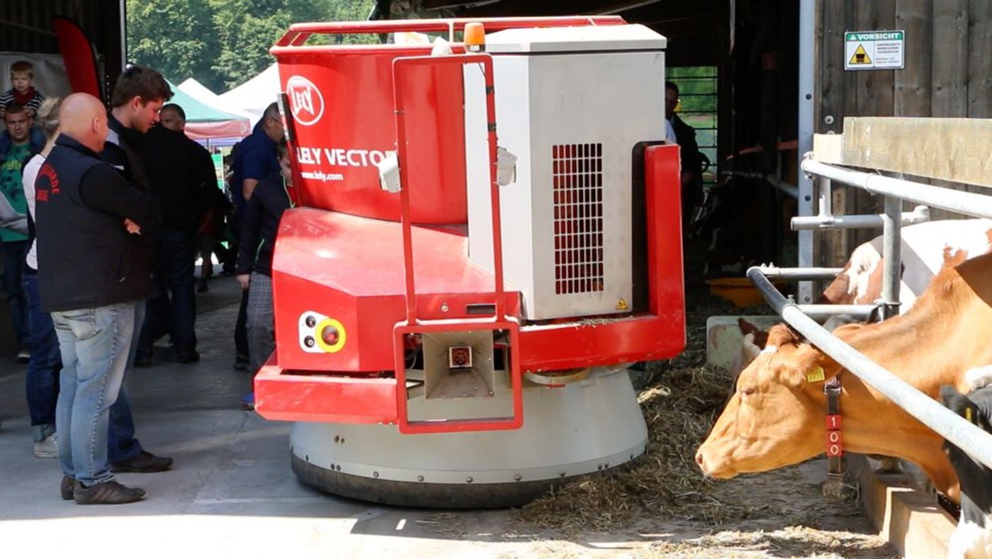 Das Futter wird regelmässig zugeschoben. (Bild: Simon Möri)