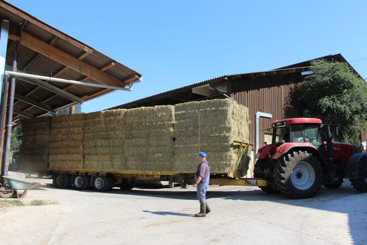 Eine Ladung Heu wird geliefert. (Bild Hans Rüssli)