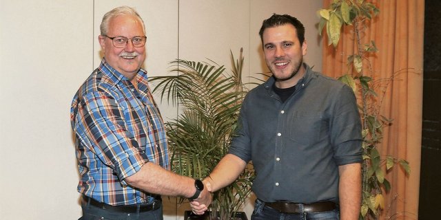 Pius Meier gratuliert seinem Nachfolger Reto Enz (rechts) zum Präsidentenamt des Zuger Tierzuchtverbandes.