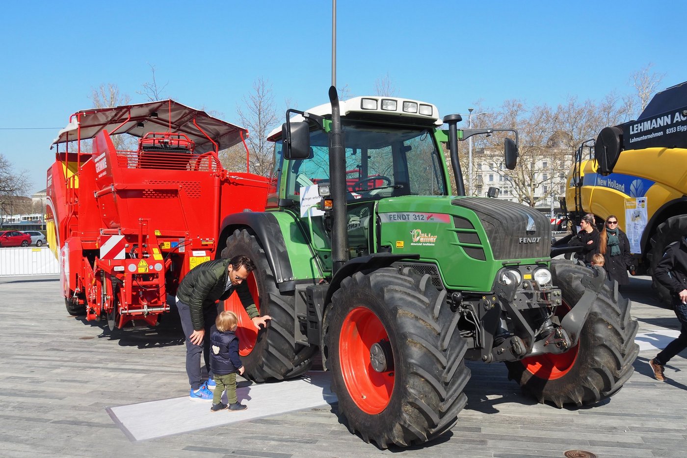 Kleiner Junge vor grossem Traktor. (Bilder chw)