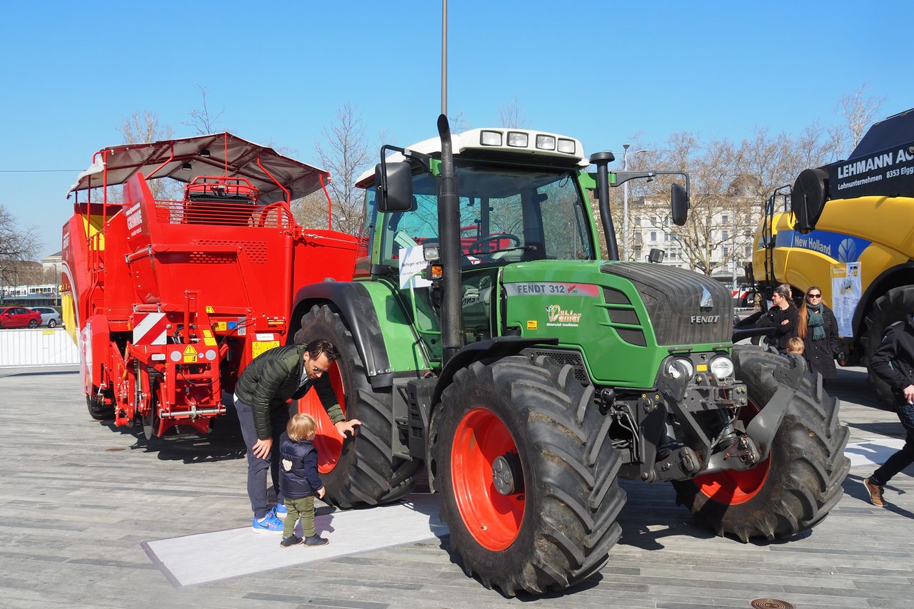 Kleiner Junge vor grossem Traktor. (Bilder chw)