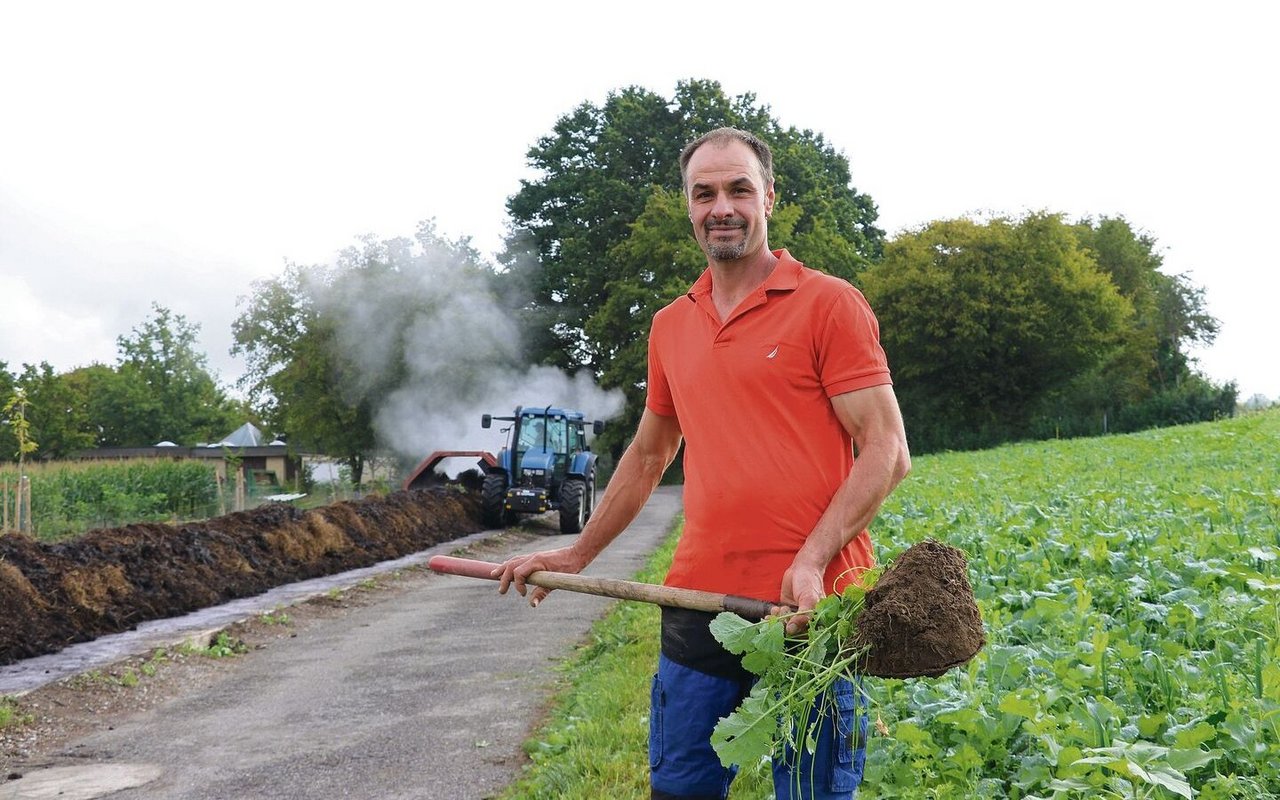 Auf dem Betrieb von Marcel Frei findet am kommenden Freitag der Liebegger Herbsttag statt. Im Hintergrund wendet der Lernende den Kompost. 