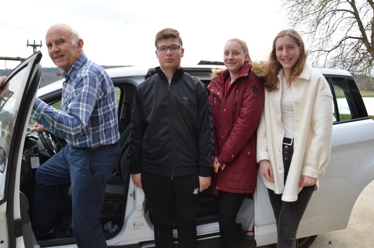 Zwar wird Grossvater Peter Spengler nicht mehr so oft von seinen Enkelkindern besucht, aber sein Taxidienst ist dann doch praktisch für Luca, Jael und Simona Kramer (v. l. n. r.). (Bilder Marianne Stamm)