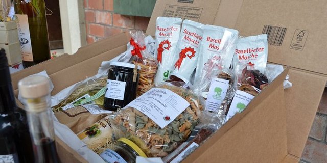 Auch Geschenkkörbe können online bestellt werden. (Bild zVg)