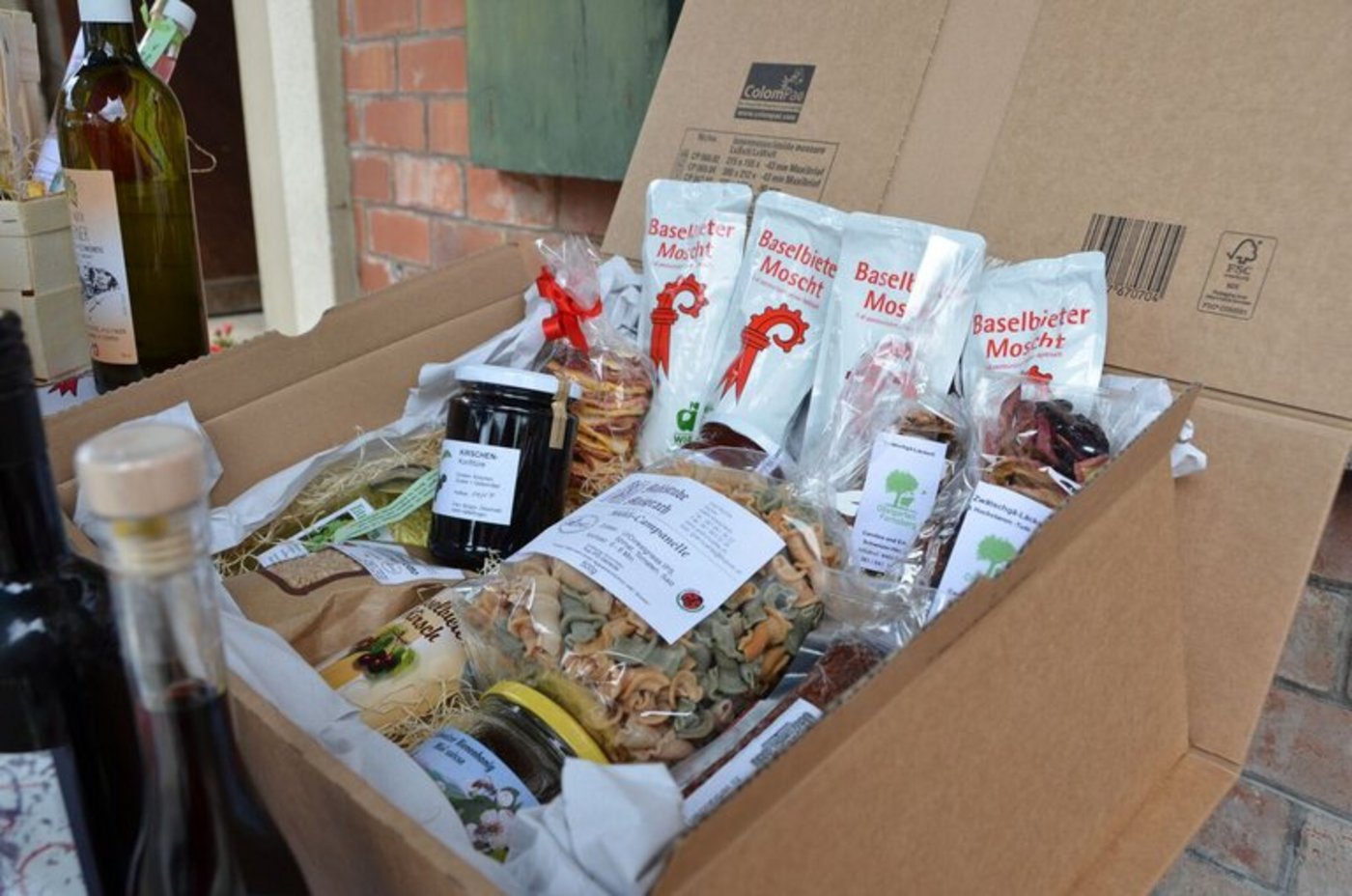 Auch Geschenkkörbe können online bestellt werden. (Bild zVg)