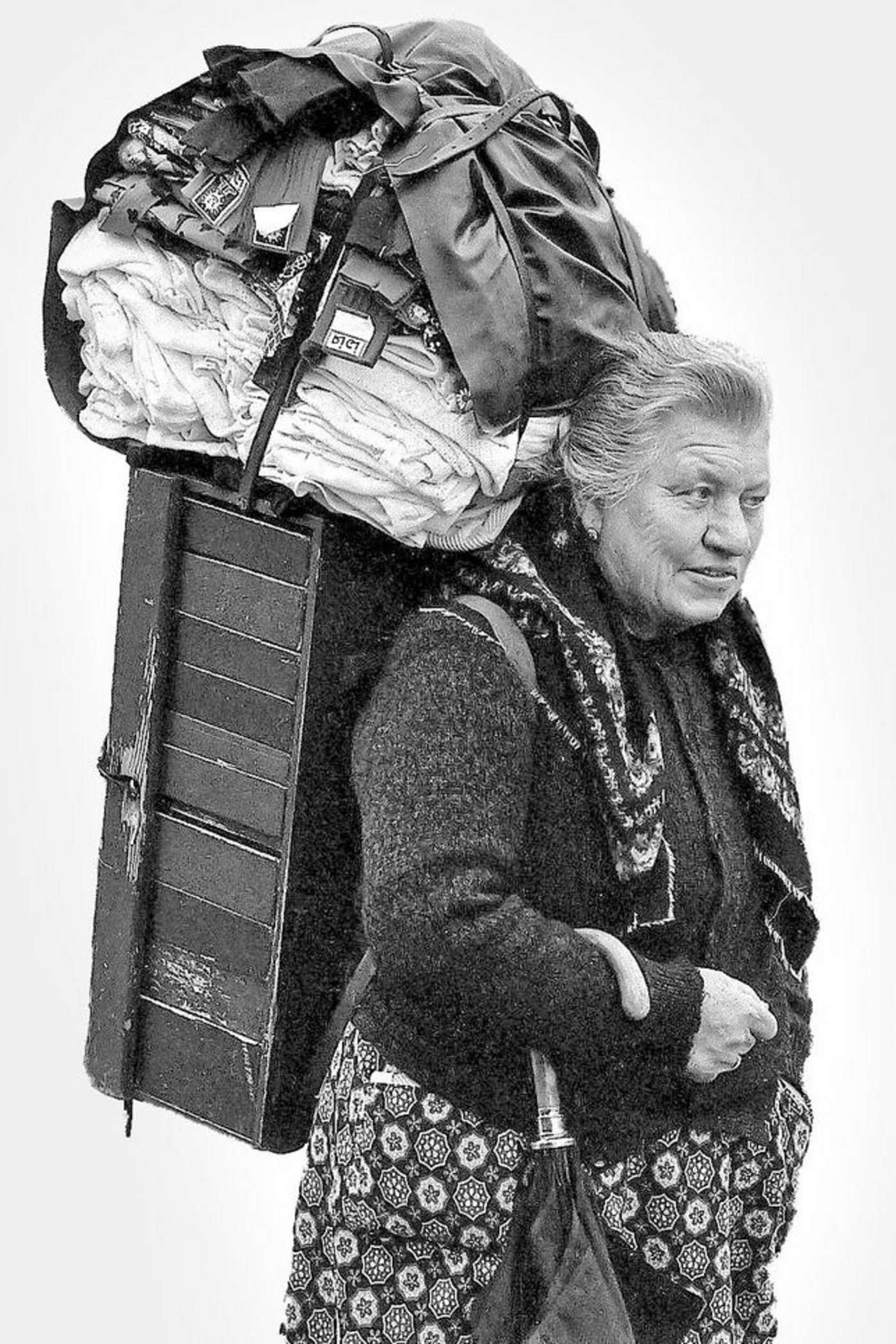 Faden, Knöpfe, Nadeln und Schuhwichsen hatten Platz in einem Schublädchen der Chrätze. Textilien wurden obendrauf gebunden.   