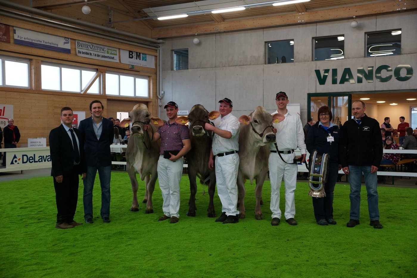 Braunvieh-Miss Blooming Petunia und Vize-Miss Jongleur Cathy von Reto Villiger, Mention Honorable Jongleur Aurora von Norbert Schärer.  (Bilder rae)