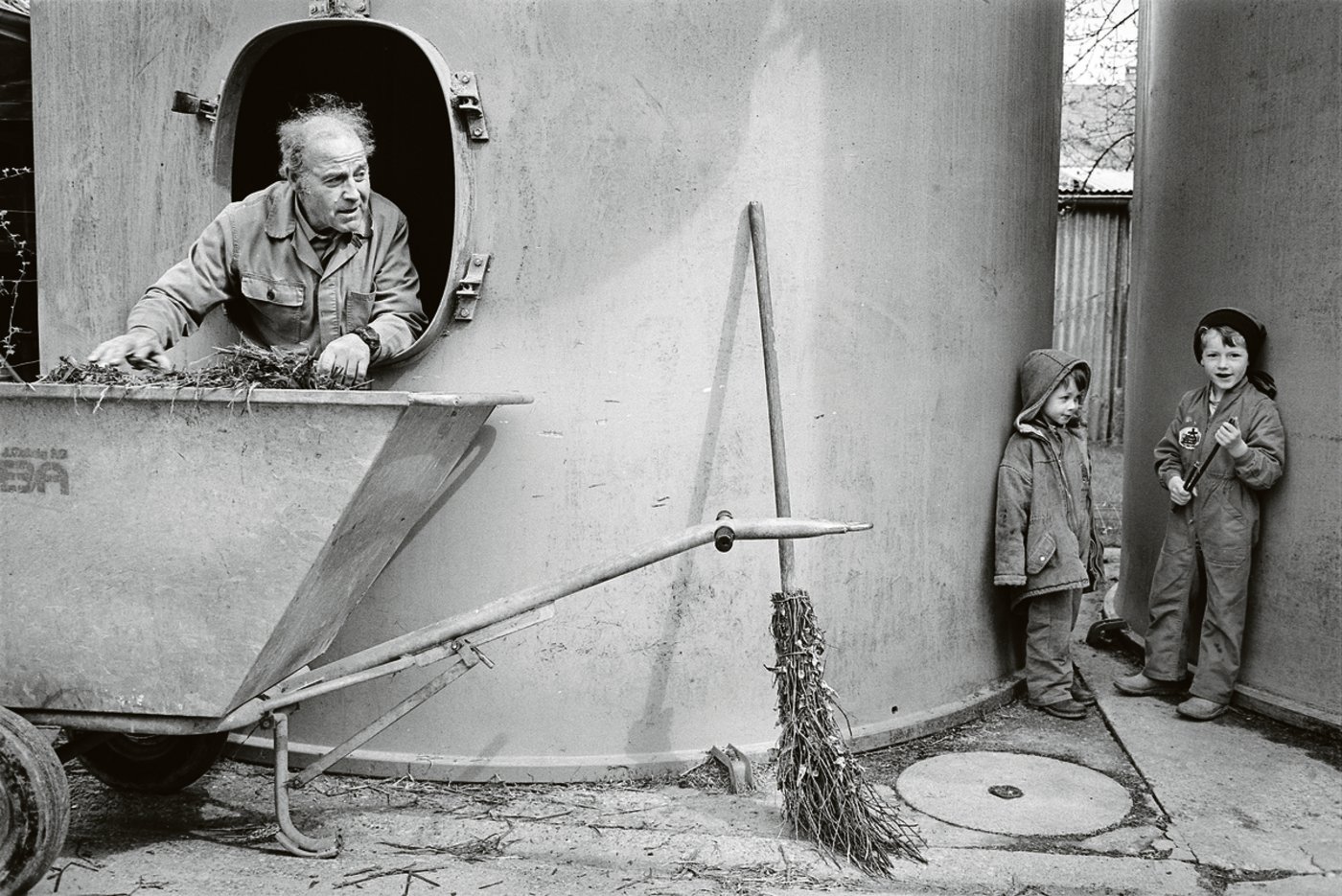 Sorgenvoller Blick in die Zukunft: Hans Wüthrich holt den letzten Rest Grassilage bei einem Nachbarn, der zu viel Vorrat hat. 