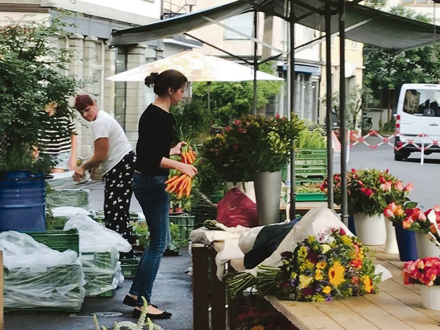 Damit der Markt morgens um 7 Uhr beginnen kann, müssen nicht nur vorher die Stände aufgestellt werden, es braucht auch bereits am Tag zuvor viel Vorbereitung.