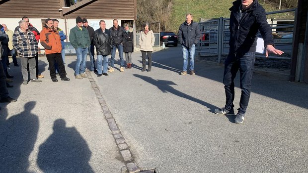 Bei Schächten ist zu beachten, wohin diese entwässern. Raphael Müller zeigt Beispiele auf dem Betrieb des LZ Liebegg. (Bilder js)