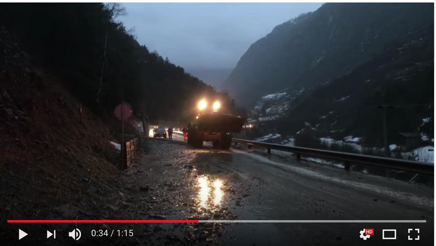 Intensive Aufräumarbeiten nach dem Landrutsch  dem Erdrutsch im Vispertal. (Screenshot rro/Youtube)